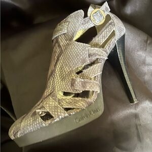 CALVIN KLEIN~SNAKESKIN~4” HEELS~GRAY/BLACK~SOPHISTICATED STYLE~ 7